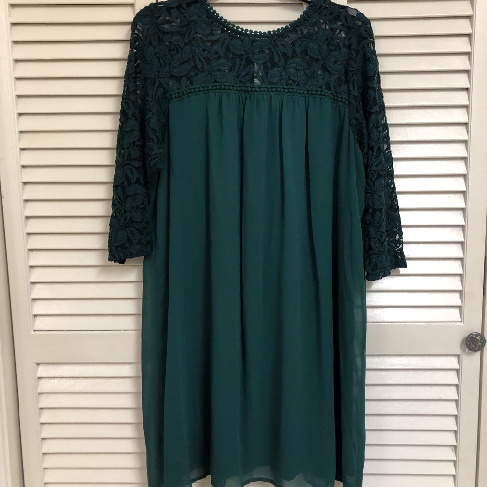 Dress with lace half sleeves